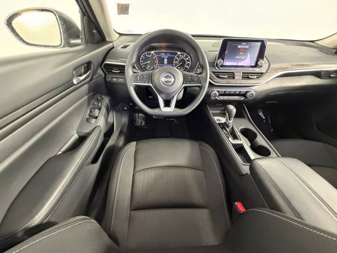 Used 2025 Nissan Altima 2.5 SV FWD image 31