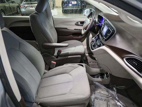 Used 2019 Chrysler Pacifica Touring image 16