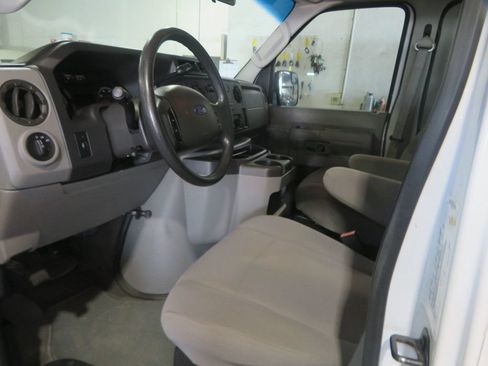 Used 2011 Ford E-350 and Econoline 350 XL w/ Interior Upgrade Pkg RWD image 18