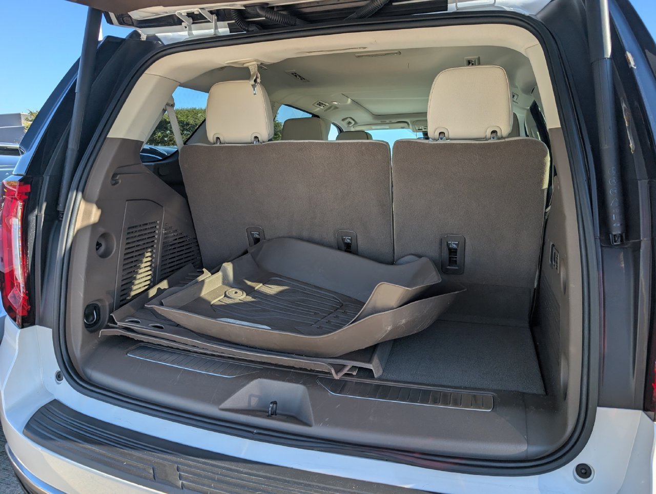 Used 2024 GMC Yukon Denali RWD image 27