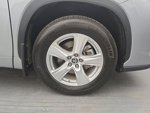 Used 2024 Toyota Highlander LE image 12