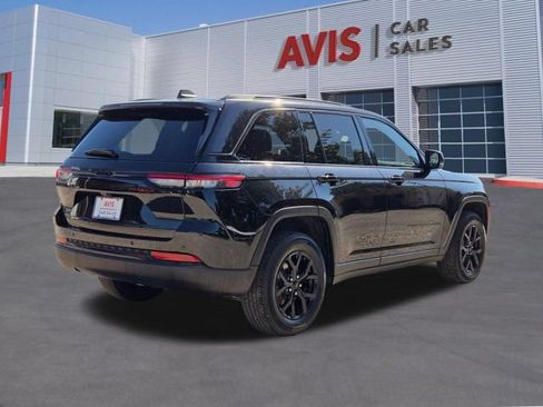 Used 2025 Jeep Grand Cherokee Altitude AWD/4WD image 6
