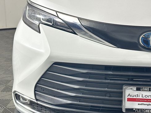 Used 2023 Toyota Sienna XLE FWD image 17