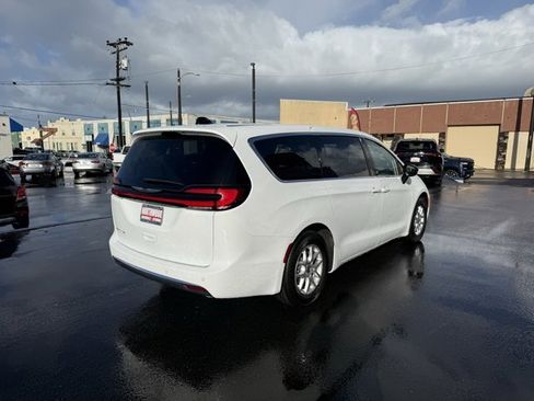 Used 2024 Chrysler Pacifica Touring-L image 5