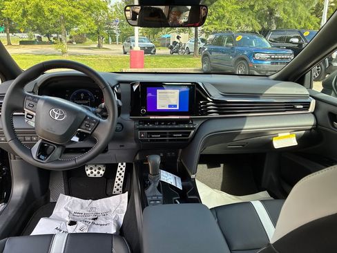 New 2026 Toyota Camry Hybrid FWD image 17