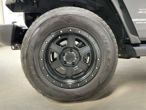 Used 2017 Jeep Wrangler Unlimited Sahara w/ Dual Top Group AWD/4WD image 7