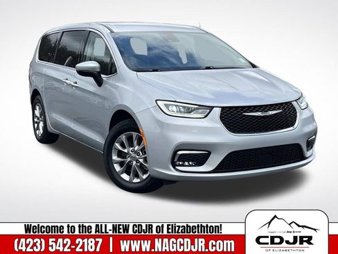 Used 2023 Chrysler Pacifica Touring-L image 1