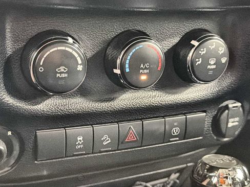 Used 2015 Jeep Wrangler Unlimited Sahara AWD/4WD image 19