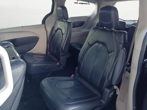 Used 2022 Chrysler Pacifica Touring-L w/ Uconnect Theater Family Group FWD image 9