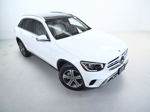 Certified 2022 Mercedes-Benz GLC 300 4MATIC w/ Premium Package Lite image 4