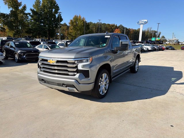 Used 2025 Chevrolet Silverado 1500 High Country w/ High Country Premium Package AWD/4WD image 3