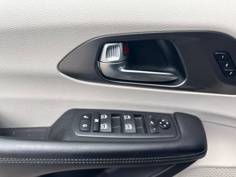 Used 2019 Chrysler Pacifica Limited FWD image 28
