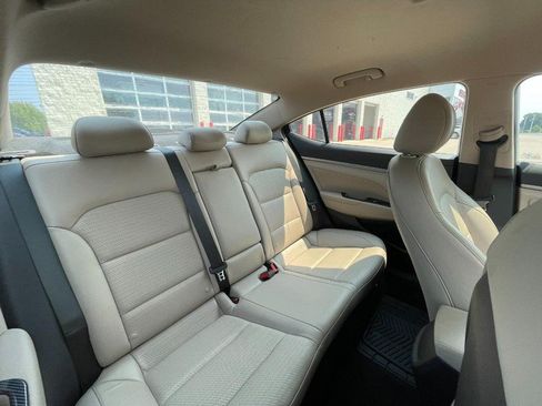 Used 2017 Hyundai Elantra Limited FWD image 4