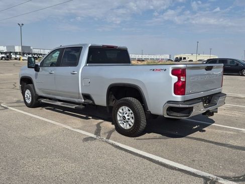 Used 2022 Chevrolet Silverado 2500 LT w/ Convenience Package AWD/4WD image 2