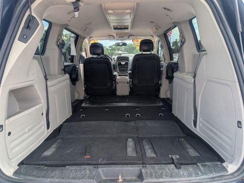Used 2016 Chrysler Town & Country Touring image 13