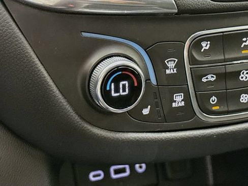 Used 2021 Chevrolet Equinox LT FWD image 19