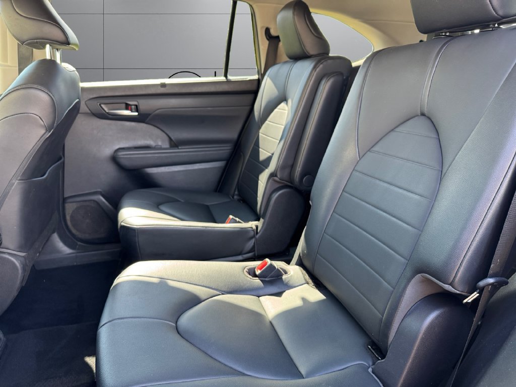 Certified 2021 Toyota Highlander XLE AWD/4WD image 18