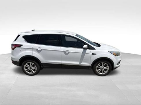 Used 2017 Ford Escape SE FWD image 2