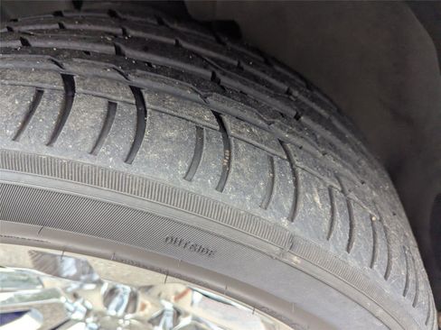 Used 2018 GMC Yukon SLT w/ Premium Edition image 12