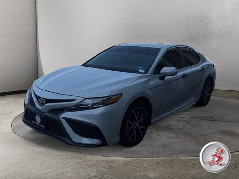 Used 2024 Toyota Camry SE FWD image 3