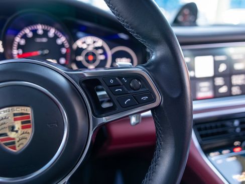 Used 2020 Porsche Panamera image 30