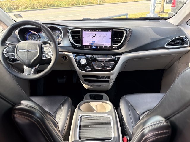 Used 2024 Chrysler Pacifica Touring-L FWD image 7