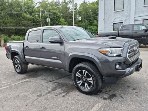 Used 2017 Toyota Tacoma TRD Sport w/ Tow Package (A/T) AWD/4WD image 2