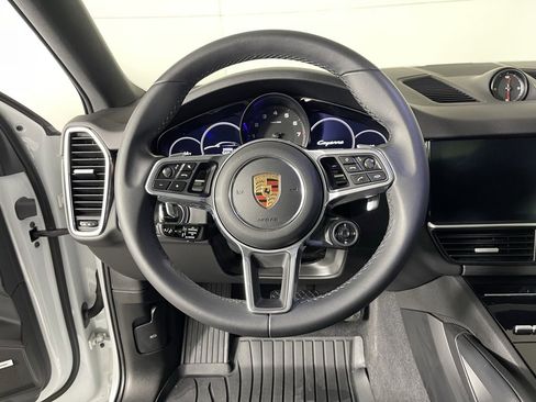 Certified 2023 Porsche Cayenne Platinum Edition image 26