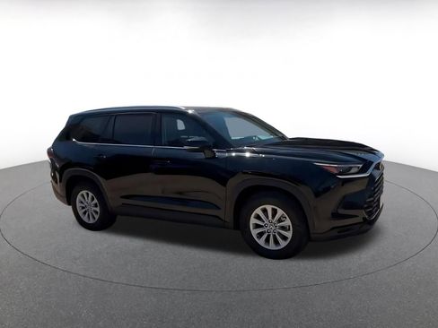 Used 2025 Toyota Grand Highlander XLE image 2