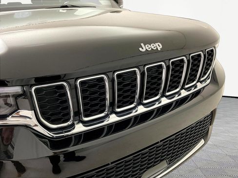 Used 2025 Jeep Grand Cherokee Limited AWD/4WD image 32