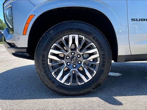 Used 2025 Chevrolet Suburban Z71 AWD/4WD image 35