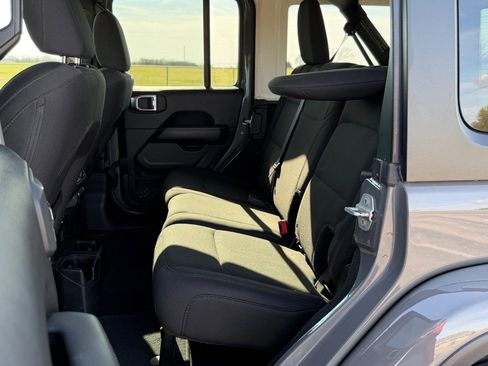 Used 2018 Jeep Wrangler Unlimited Sahara AWD/4WD image 18