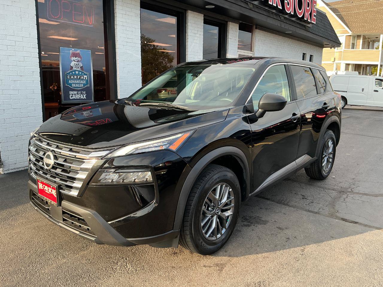 Used 2024 Nissan Rogue S AWD/4WD image 2