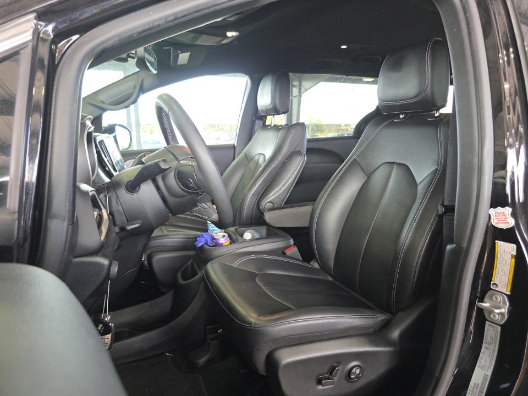 Used 2025 Chrysler Pacifica Select FWD image 2