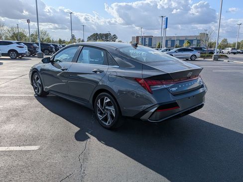 Used 2025 Hyundai Elantra Limited FWD image 5