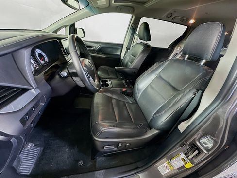 Used 2017 Toyota Sienna SE w/ SE Preferred Package FWD image 13