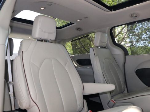 Used 2019 Chrysler Pacifica Limited w/ Advanced Safetytec Group FWD image 50