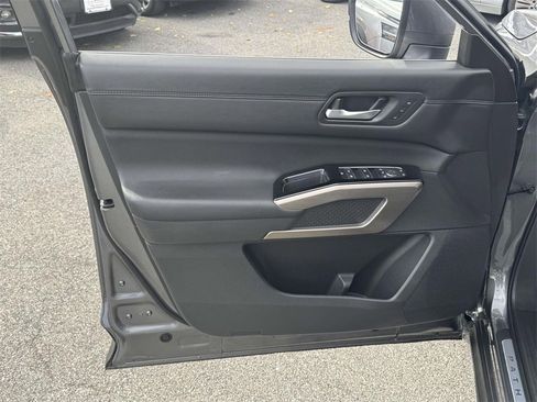 Used 2024 Nissan Pathfinder Platinum image 17