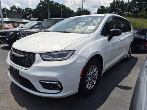 Used 2024 Chrysler Pacifica Touring-L FWD image 2