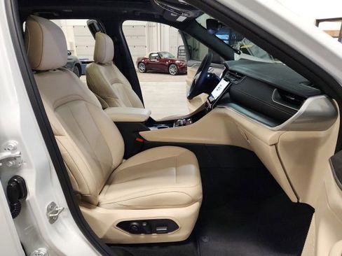 Used 2024 Jeep Grand Cherokee Limited w/ Black Appearance Package image 34