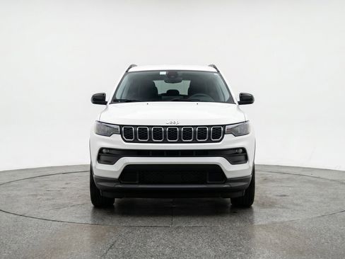 Used 2025 Jeep Compass Latitude AWD/4WD image 2