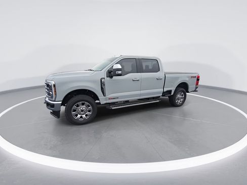 Used 2025 Ford F250 Lariat w/ Chrome Package image 4