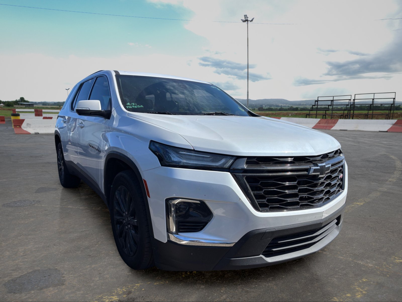 Used 2023 Chevrolet Traverse RS FWD image 2
