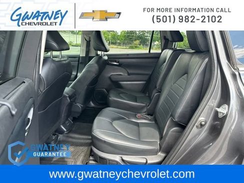 Used 2022 Toyota Highlander XLE AWD/4WD image 22