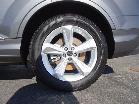 Certified 2025 Audi Q7 Premium image 8