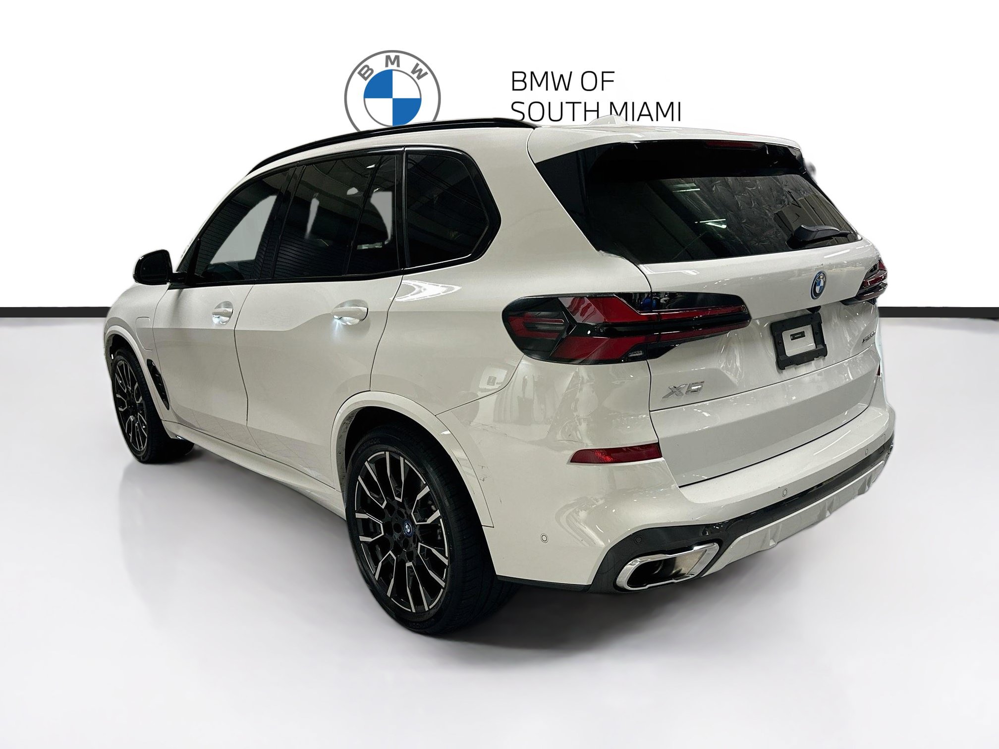 Certified 2025 BMW X5 xDrive50e w/ M Sport Package AWD/4WD image 4