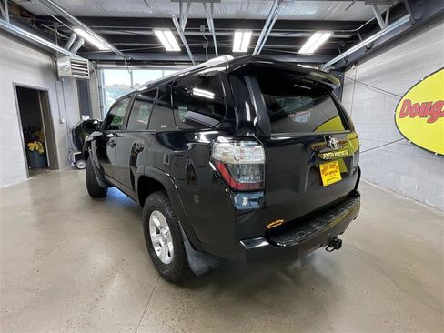 Used 2018 Toyota 4Runner SR5 AWD/4WD image 3