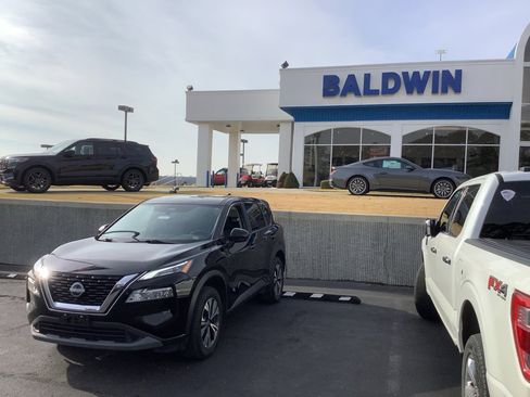 Used 2023 Nissan Rogue SV image 3