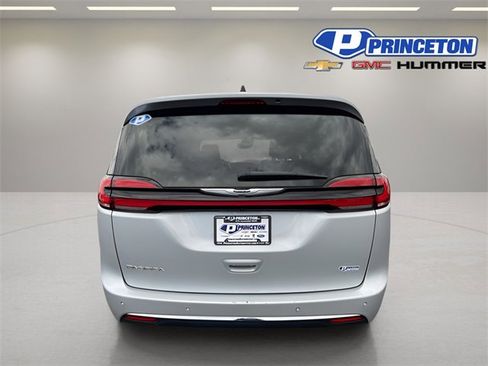 Used 2024 Chrysler Pacifica Touring-L image 7