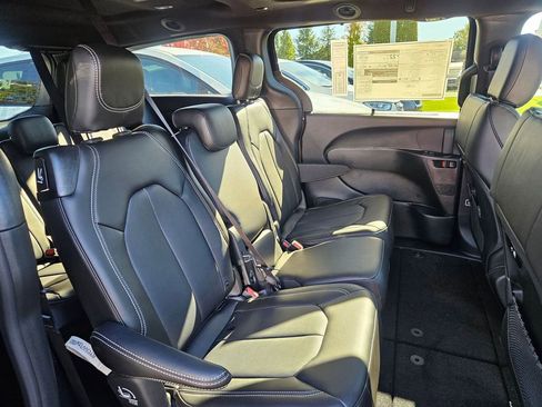 New 2026 Chrysler Pacifica Select image 18